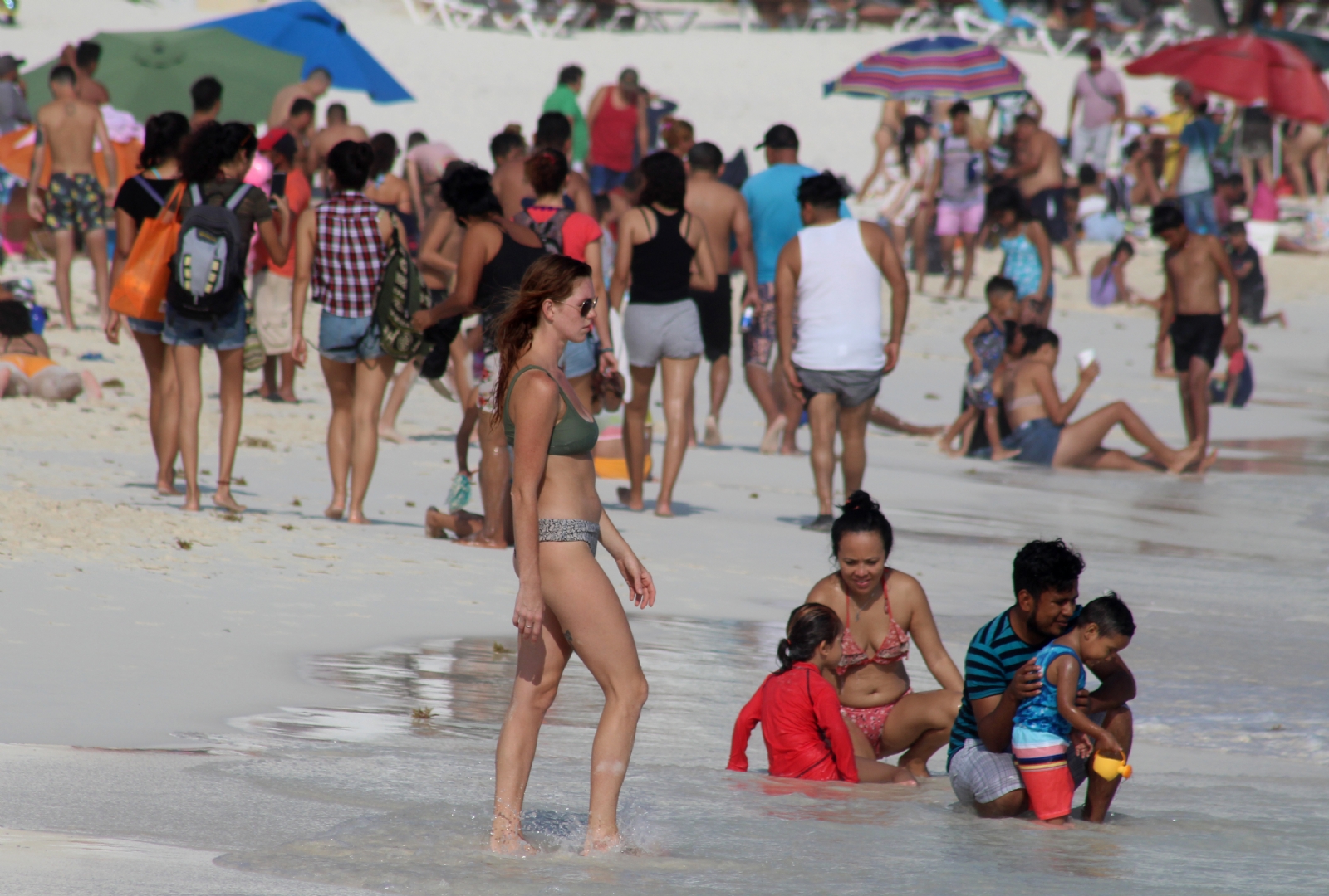 Bañistas celebraron el 'Día de San Valentín' en playas de Cancún