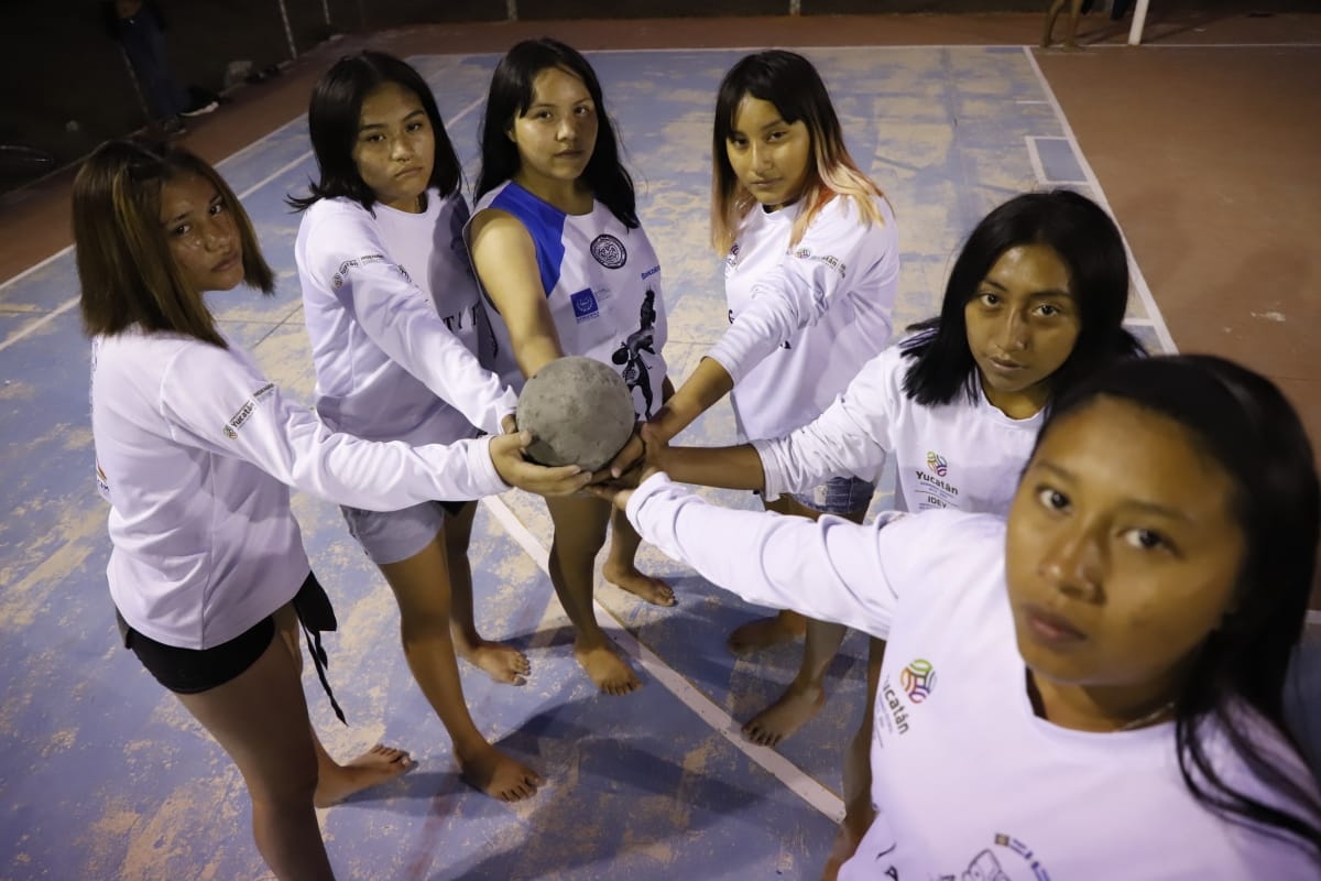 Las muchachas pidieron apoyo para aprender las reglas del deporte, en el que antes sólo participaban hombres
