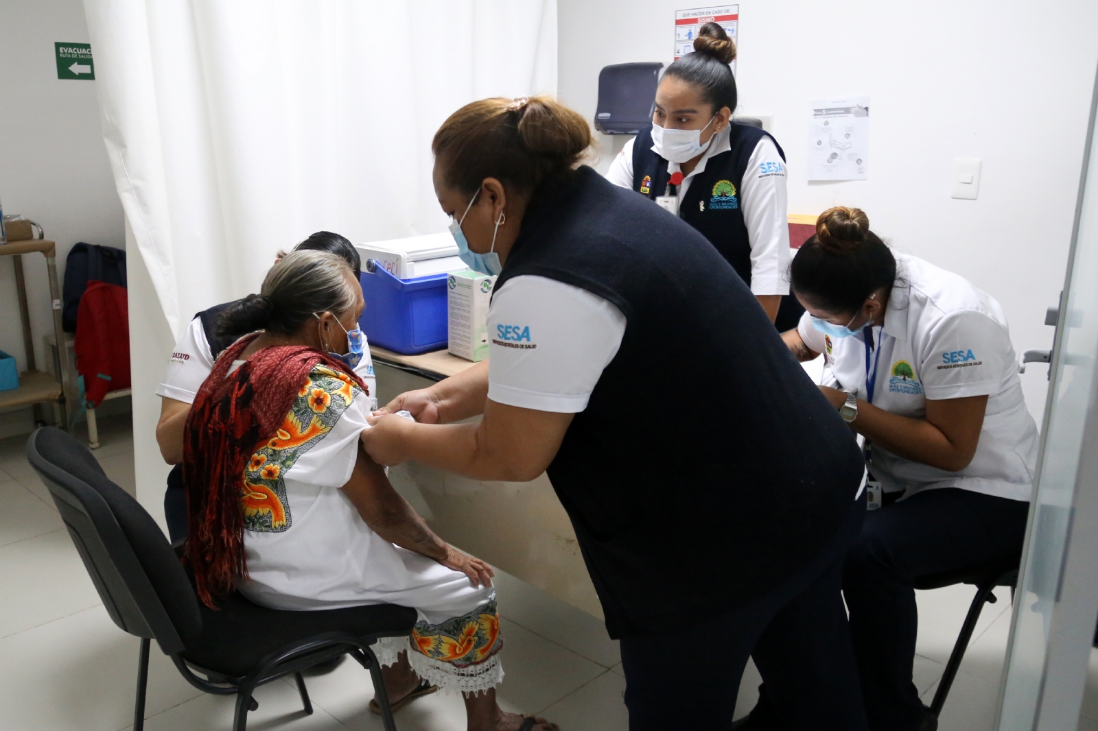 Adultos mayores reciben vacuna contra COVID-19 en Quintana Roo