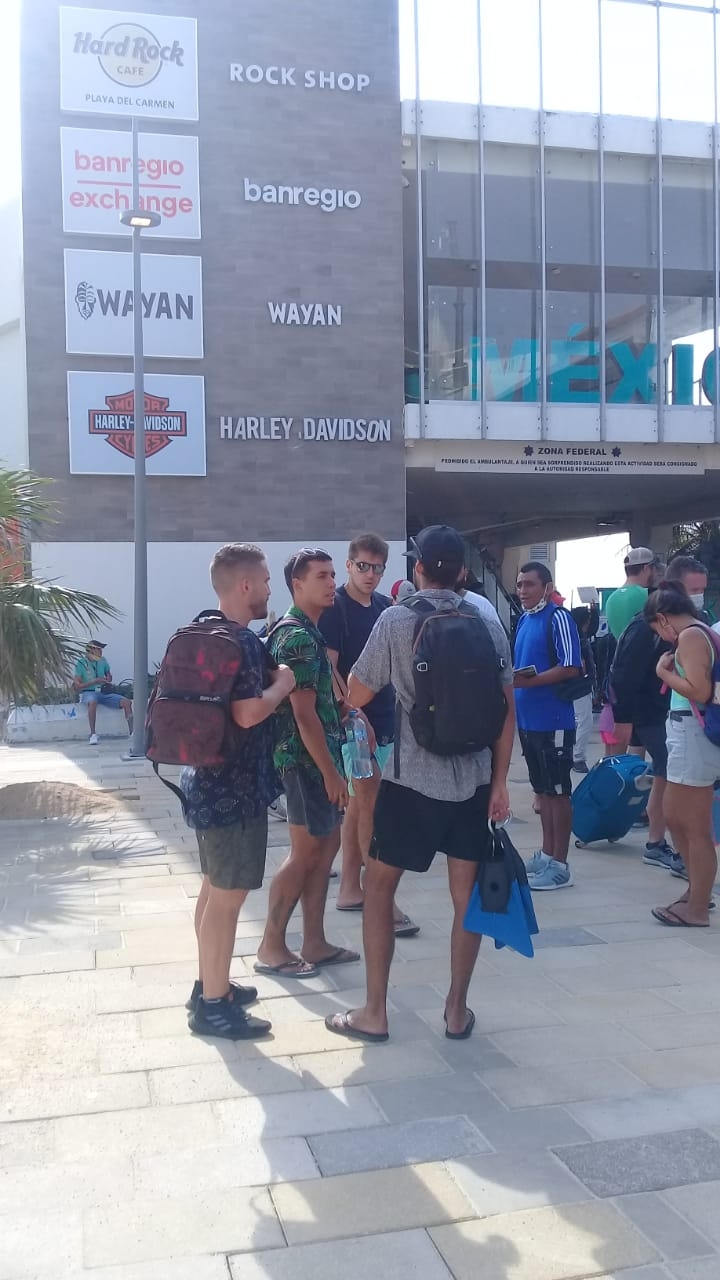 Turistas descuidan medidas sanitarias en el muelle de Playa del Carmen