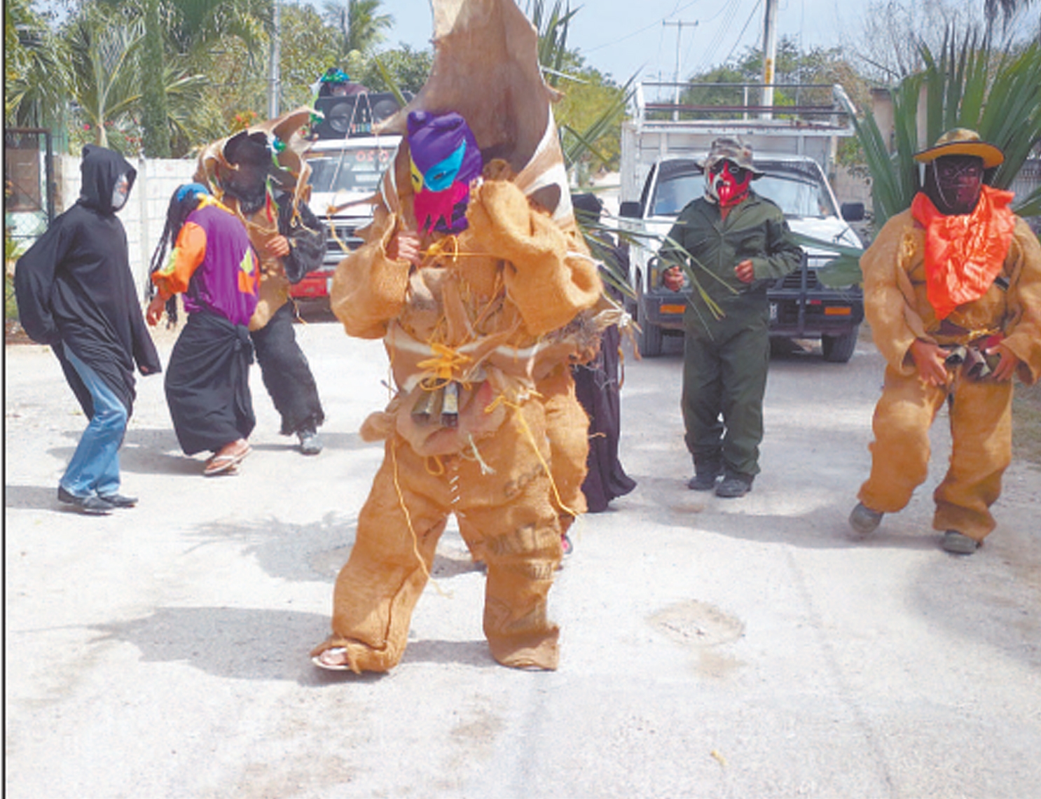 Pese a COVID-19, los 'osos' celebran el carnaval en Calkiní