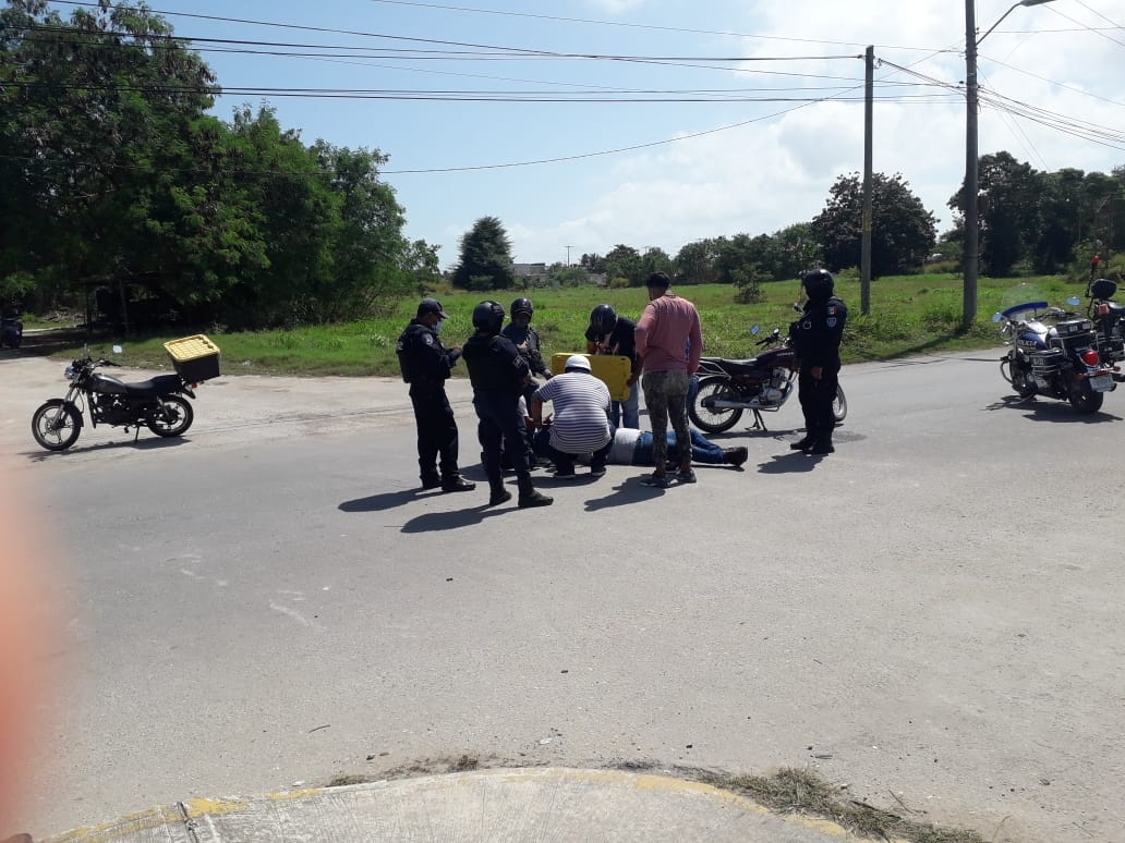Motociclistas chocan entre sí y uno se lesiona en Chetumal