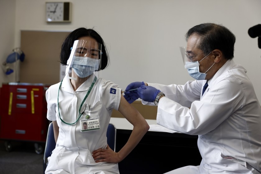 Japón inicia vacunación, con dos meses de atraso