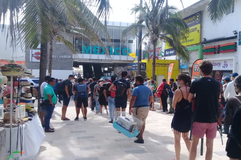 Total olvido de medidas sanitarias en la terminal marítima de Playa del Carmen