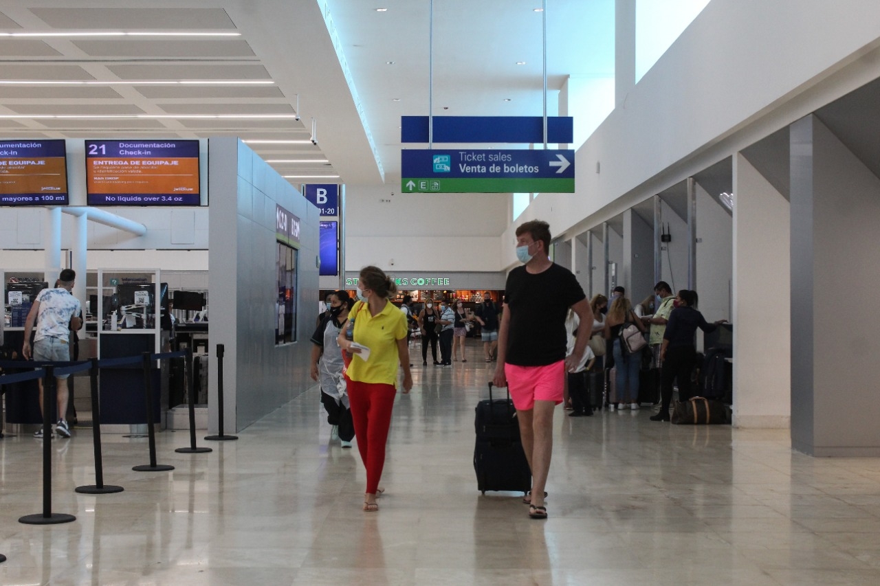 Es difícil encontrar turistas norteamericanos que se queden a pernoctar dentro del Aeropuerto Internacional de Cancún