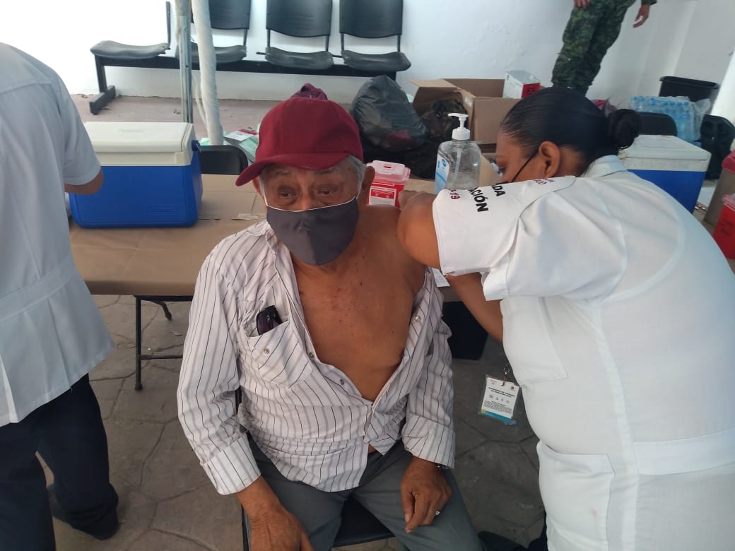 Avanza vacunación de adultos mayores contra COVID-19 en Bacalar