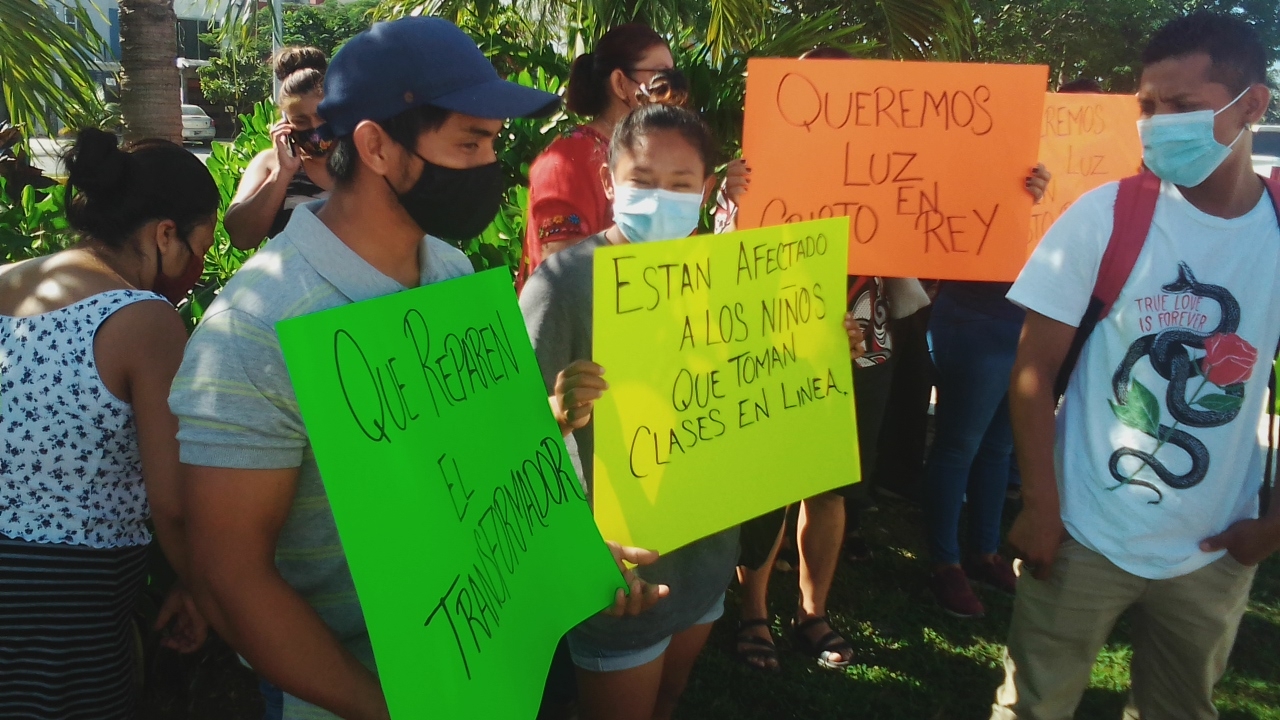 Habitantes de Playa del Carmen exigen a la CFE reinstalación de energía eléctrica