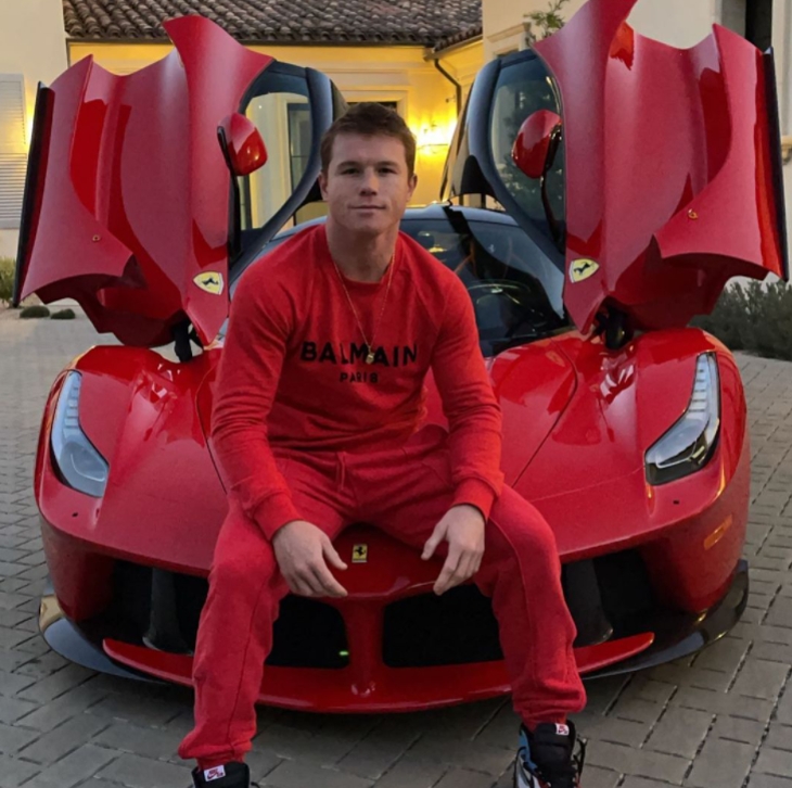 Saúl 'Canelo' Álvarez presume su nuevo Ferrari