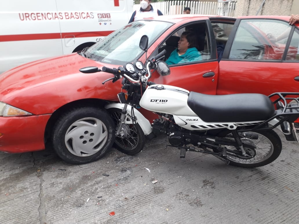 Moto se impacta con auto que no respetó un alto en Ciudad del Carmen