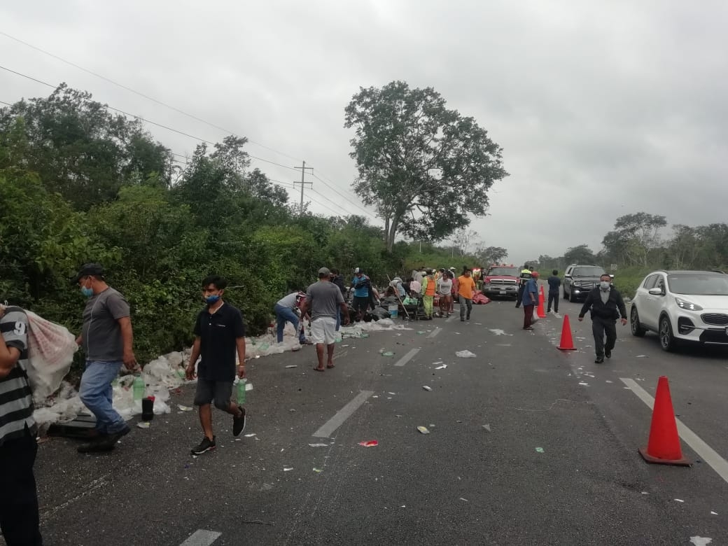 Rapiña de refrescos tras volcadura en la carretera Mérida-Cancún