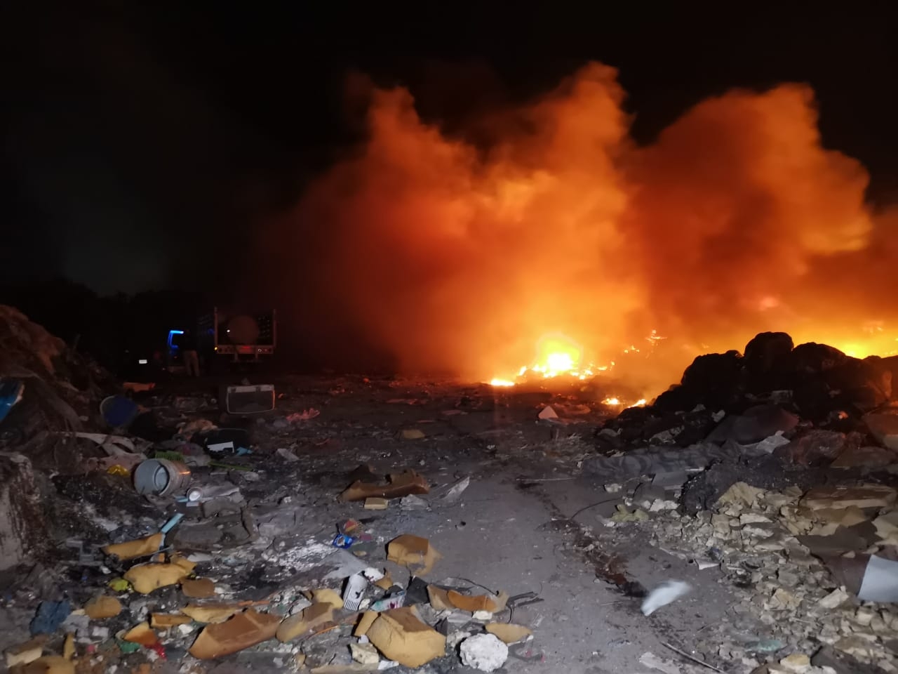 Desalojan a familias por incendio en basurero clandestino en Ciudad del Carmen