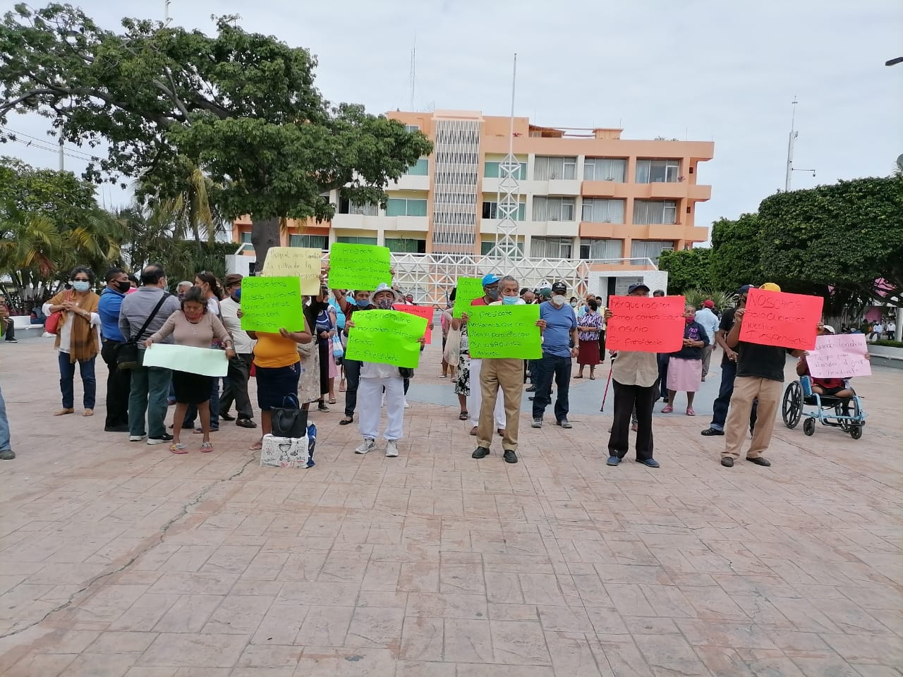 Abuelitos protestan para que les entreguen despensas en Ciudad del Carmen