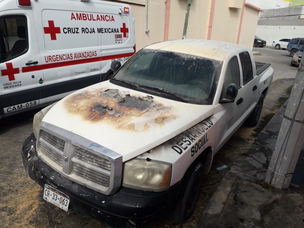 Corto circuito provoca el incendio de un vehículo en Ciudad del Carmen