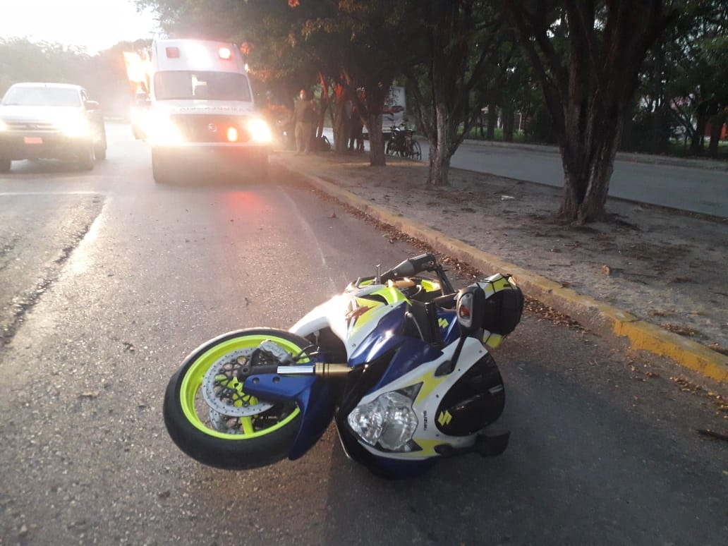 Motociclista se rompe un brazo al estrellarse contra un árbol en Ciudad del Carmen