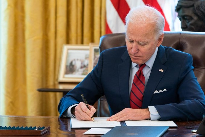 Joe Biden firma orden ejecutiva para otorgar la ciudadanía a 11 millones de migrantes en EU