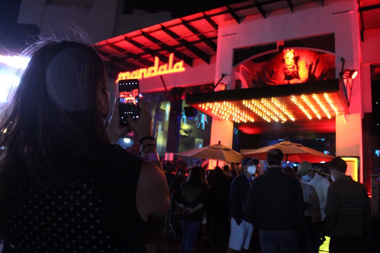 Turistas abarrotan discotecas en Cancún y se olvidan del COVID-19