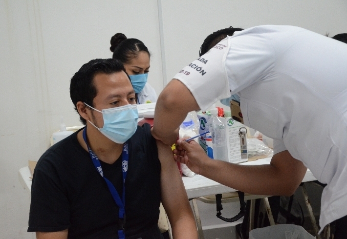 Personal de Salud en Chetumal recibe segunda vacuna contra COVID-19