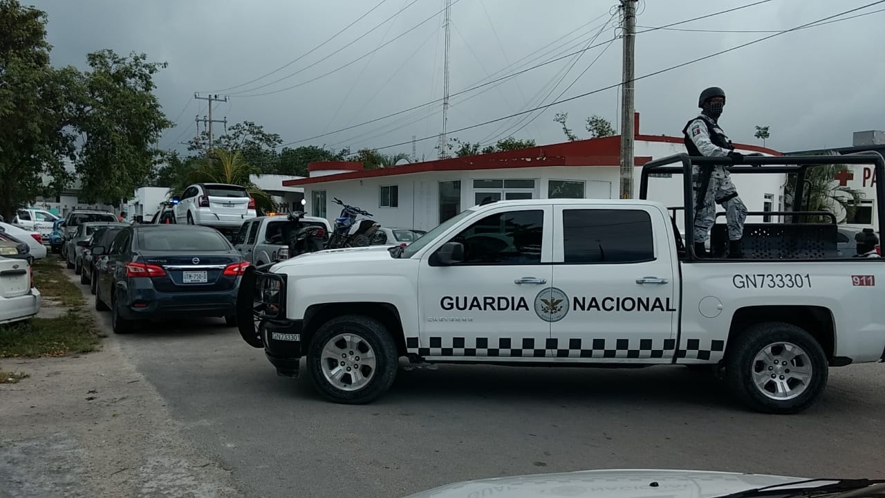 Aseguran a presunto delincuente con armas y droga en Cozumel