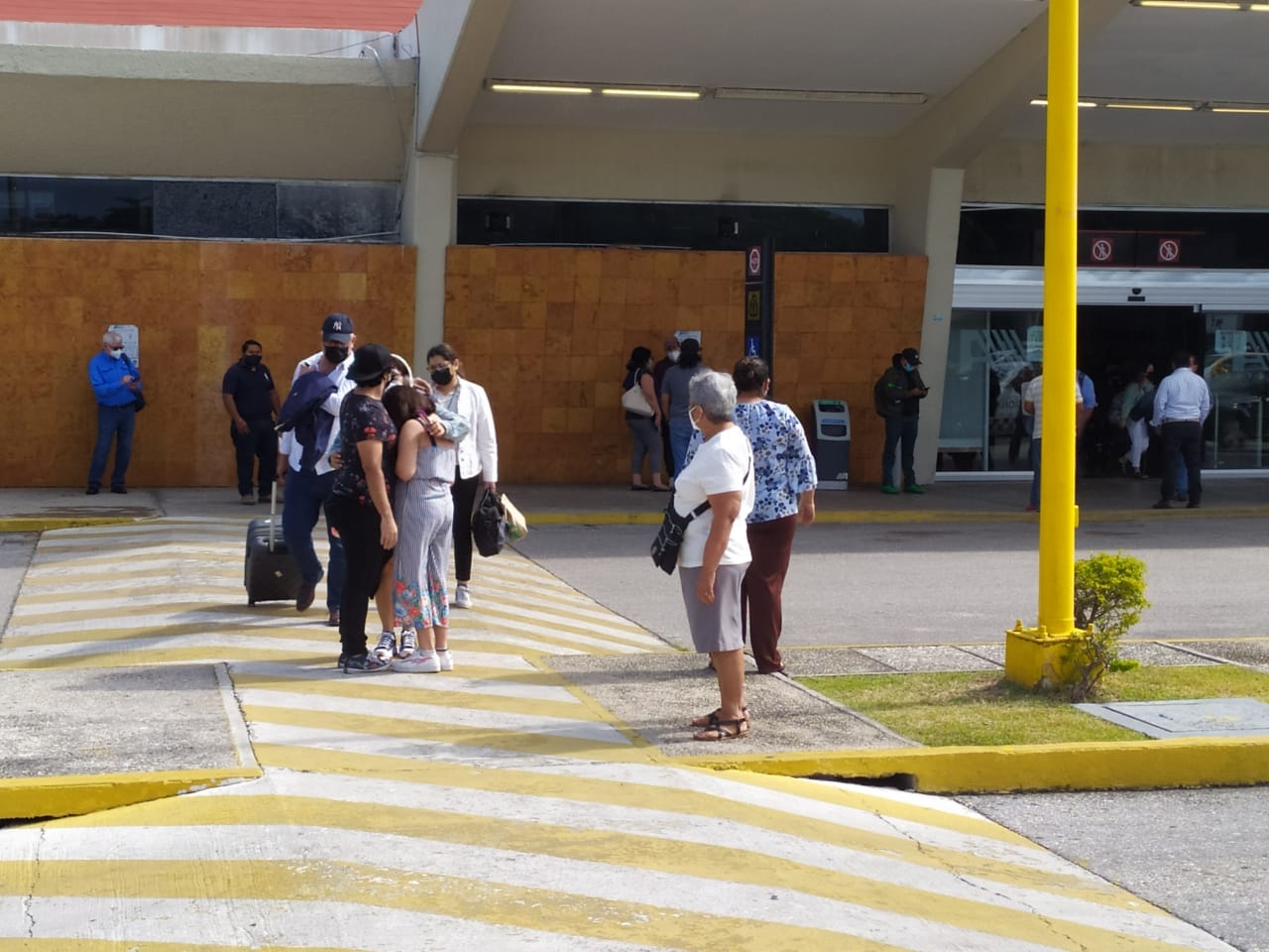 Aeropuerto de Ciudad del Carmen con baja demanda de petroleros, taxistas afectados