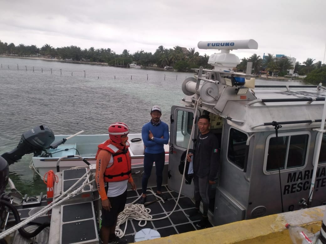 Rescatan a dos pescadores perdidos en Mahahual