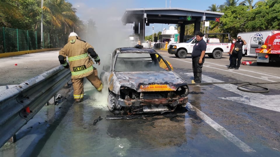 Se quema una camioneta en la caseta del Puente Zacatal en Ciudad del Carmen
