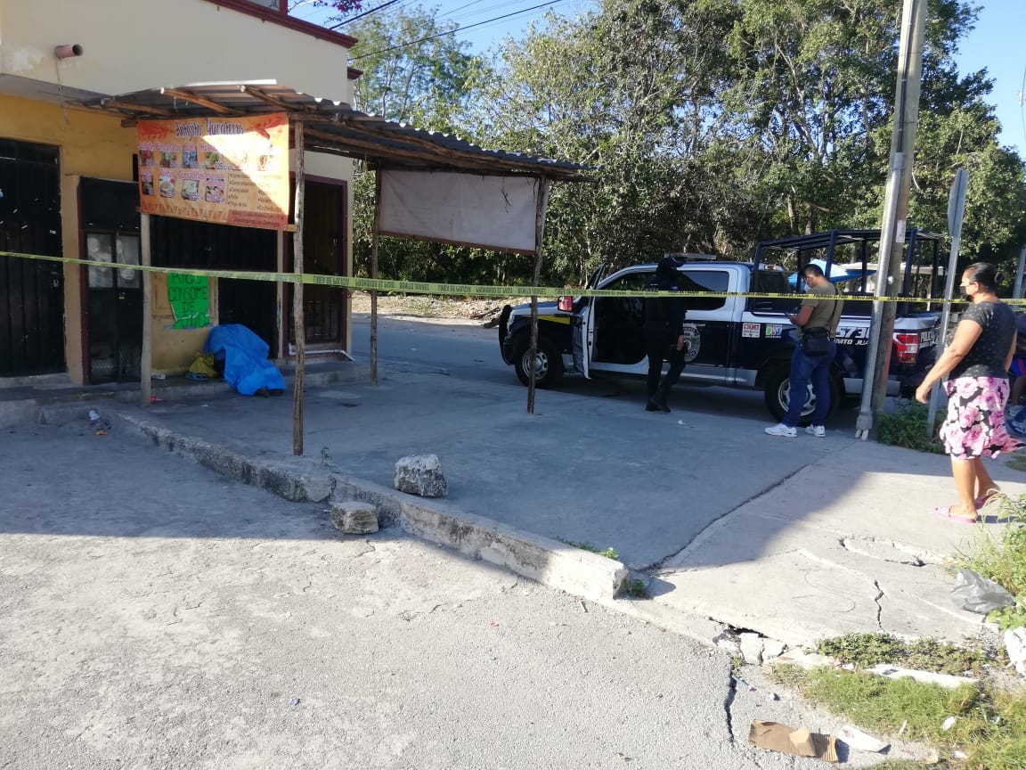 Muere abuelito afuera de una taquería en Cancún