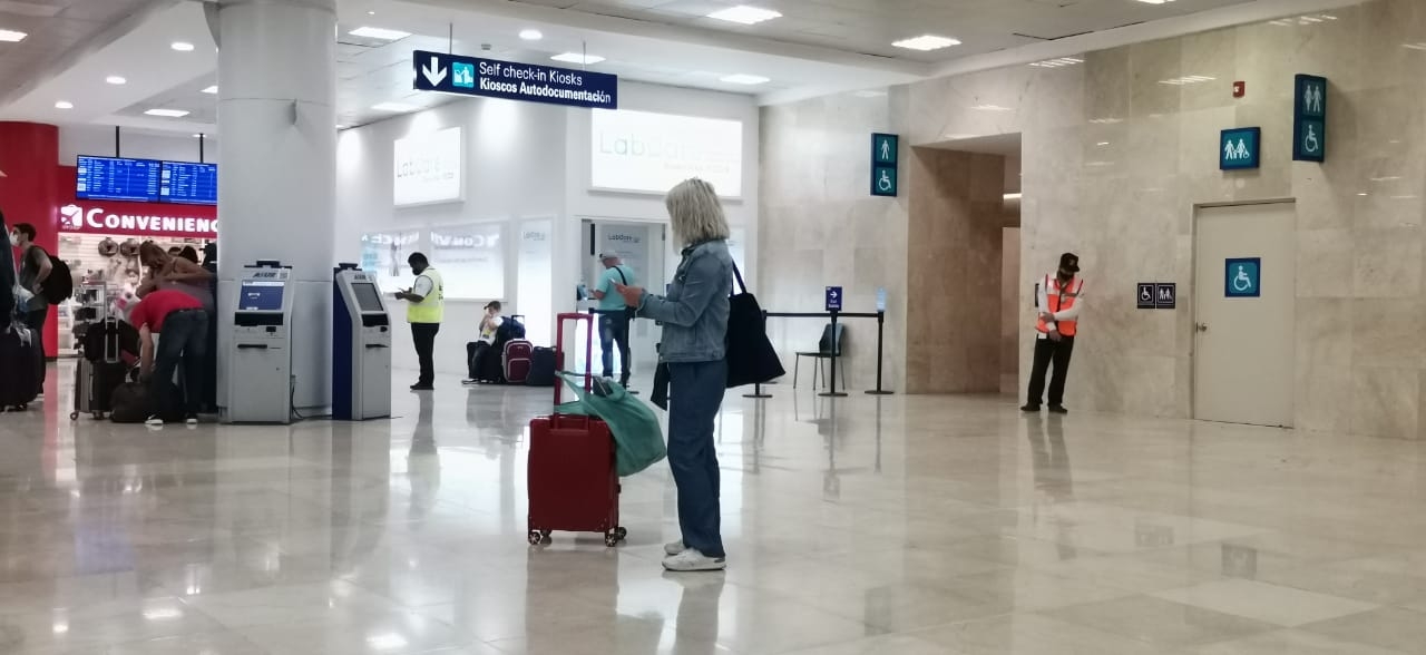 Turistas sudamericanos casi pierden vuelo en aeropuerto de Cancún por confusión