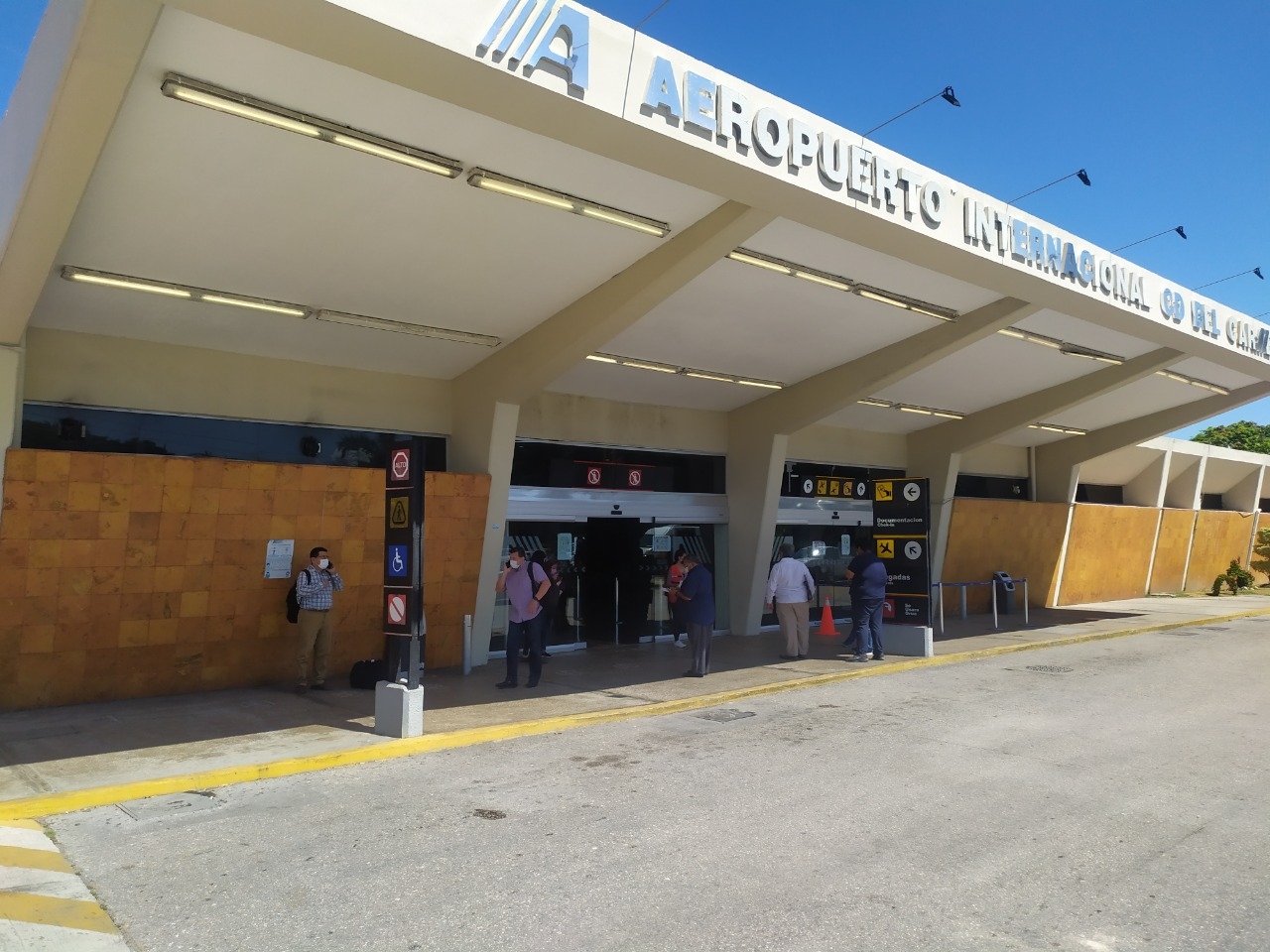 Falta de vuelos hacia EU causa afectaciones a pasajeros en Ciudad del Carmen