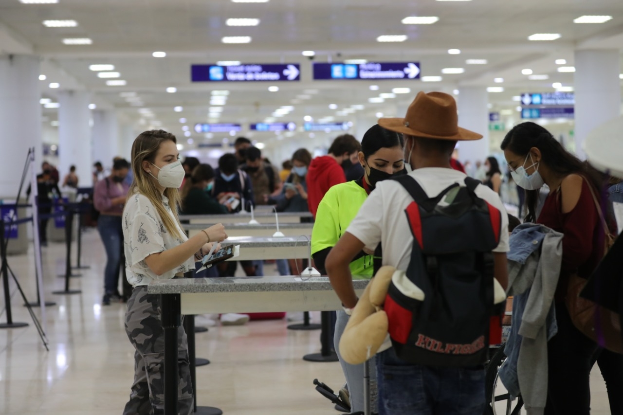 Regina Pavón, actriz de ´Oscuro Deseo´, es captada en el aeropuerto de Cancún