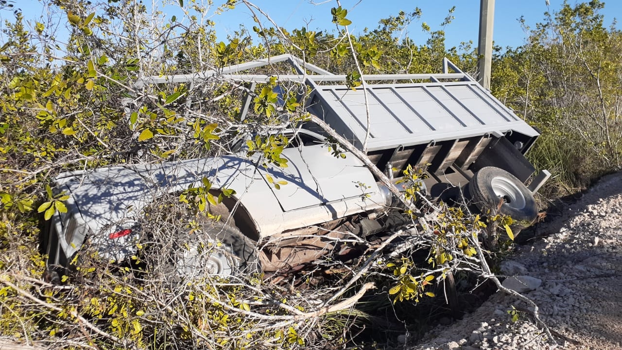 Camioneta con cemento vuelva en carretera