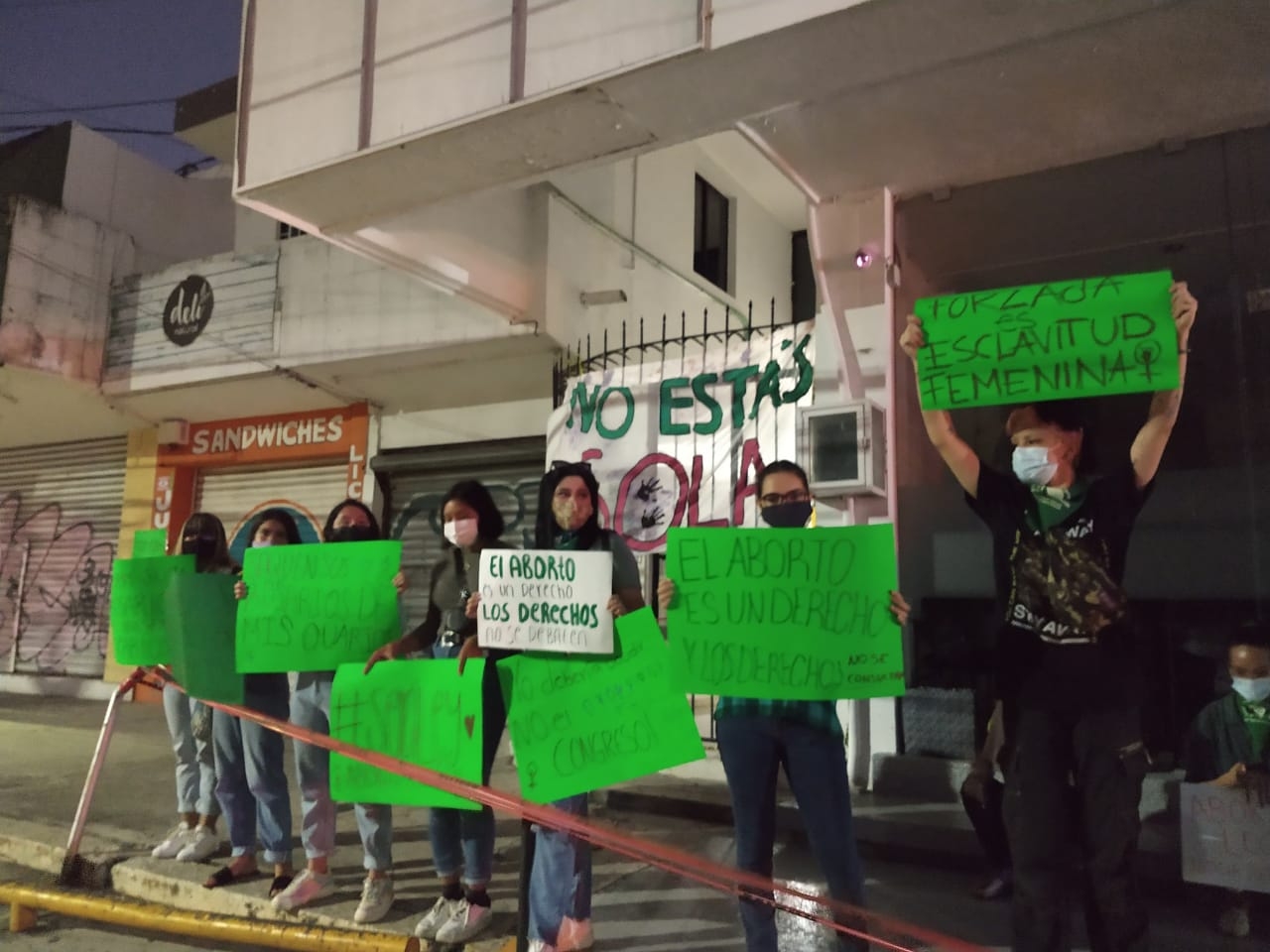 Feministas se manifiestan en oficinas del Congreso del Estado en Cancún