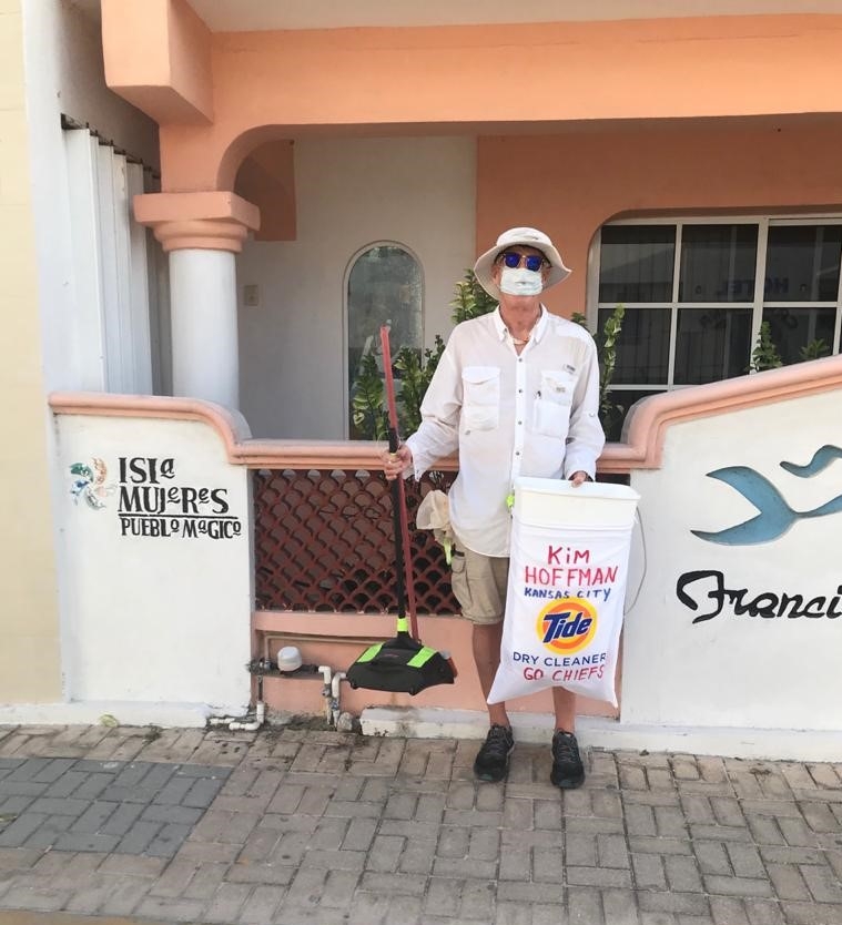 Turista estadounidense limpia calles de Isla Mujeres