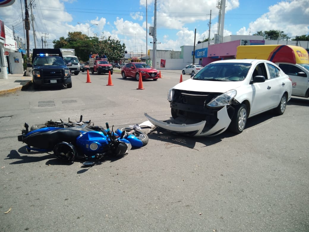 Motociclista termina con graves fracturas tras choque en Mérida