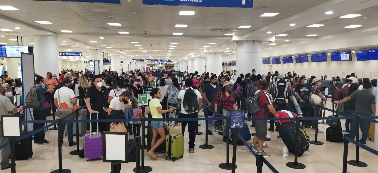 Pasajeros de Viva Aerobus no respetan Sana Distancia en aeropuerto de Cancún