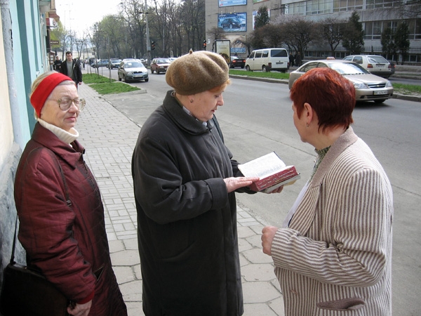 Condenan a prisión una mujer por ser Testigo de Jehová en Rusia