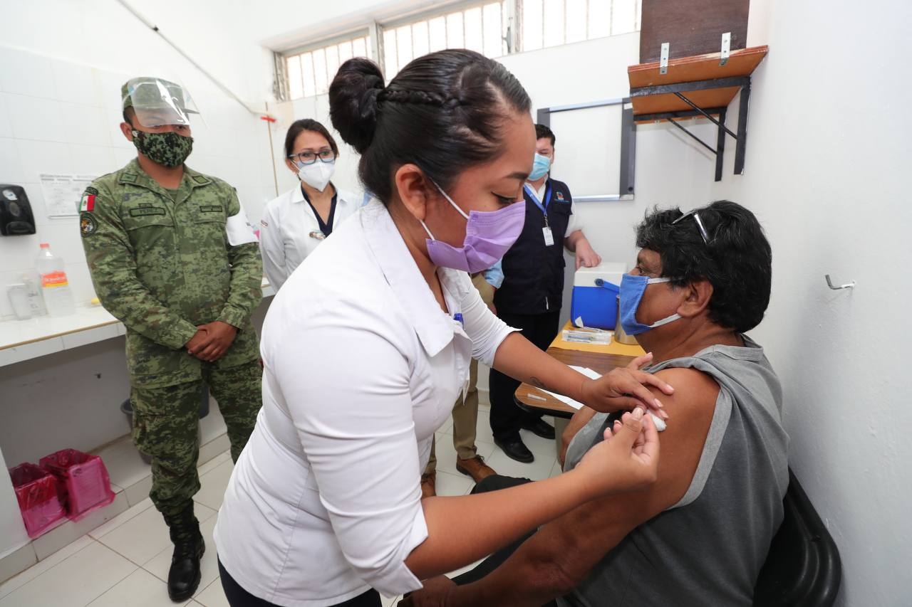 Mauricio Vila pide que inicie la vacunación contra COVID-19 en zonas urbanas