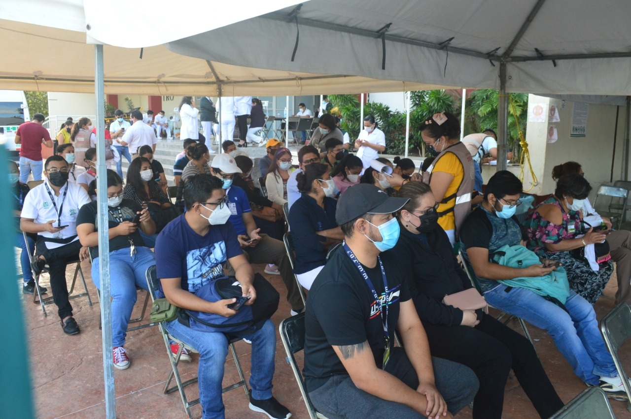 Vacunan a más personal de salud contra COVID-19 en Campeche