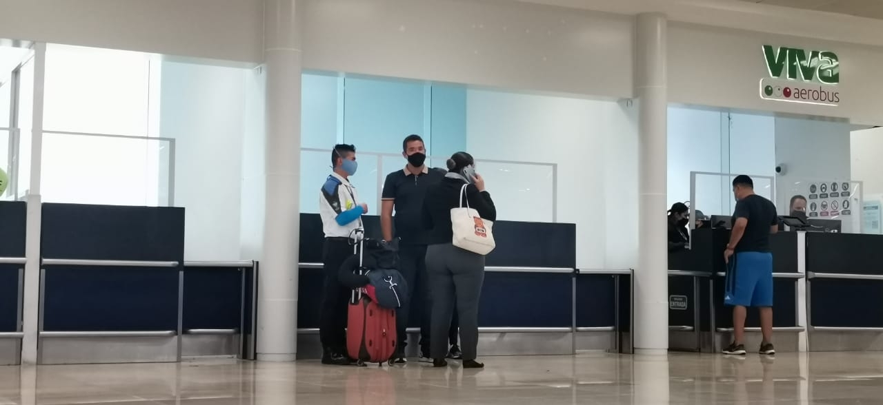 Turistas brasileños quedan varados en el Aeropuerto Internacional de Cancún