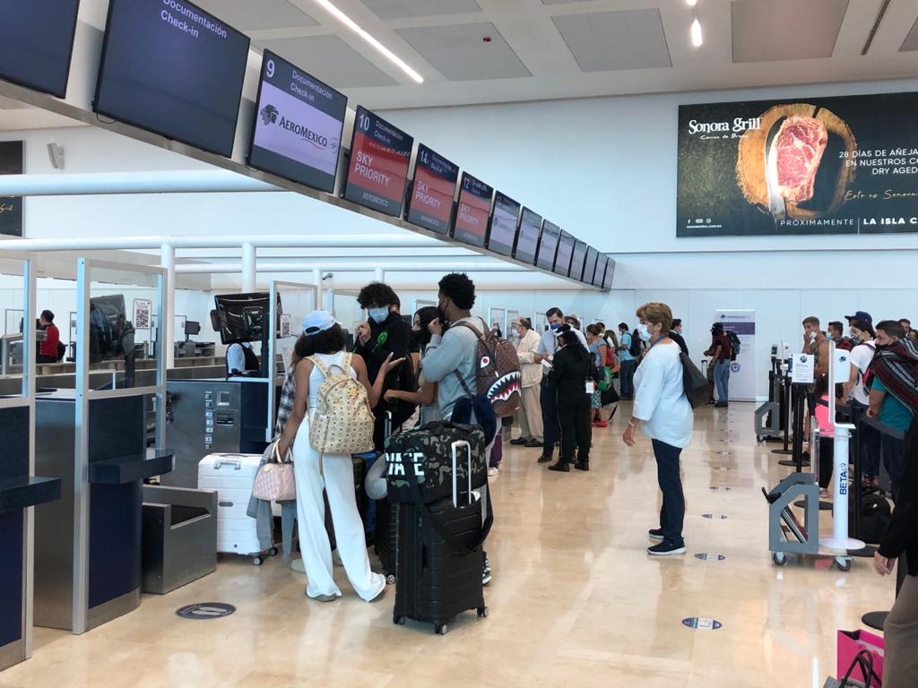Turistas estadounidenses desatan enojo de viajeros en el aeropuerto de Cancún