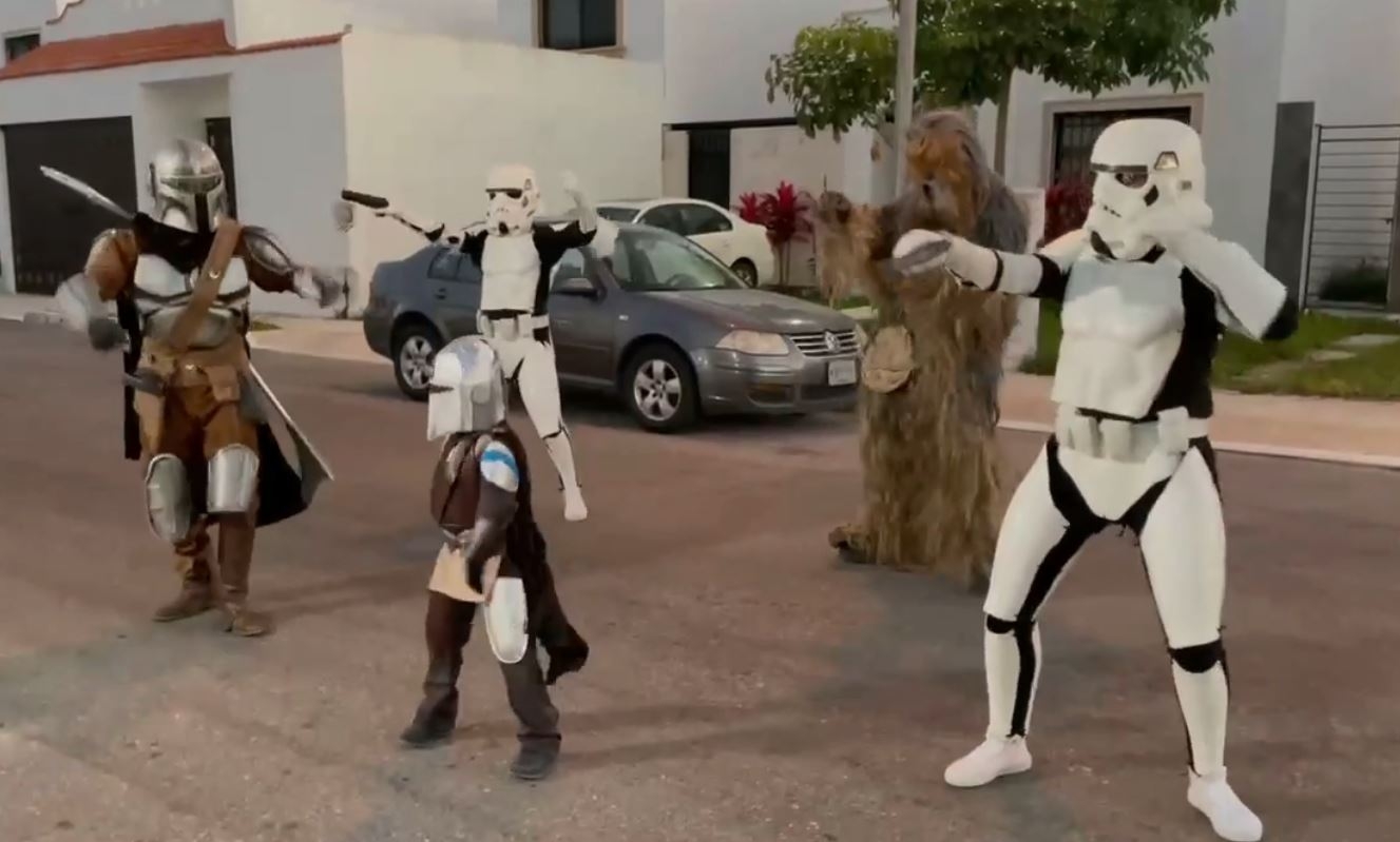 Personajes de Star Wars realizan caravana para festejar a un niño en Mérida
