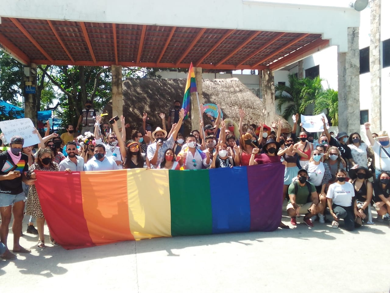 Integrantes de la comunidad LGBT protestan por caso de abuso policial en Tulum
