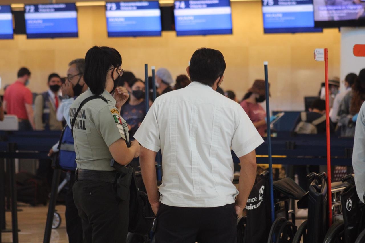 Turista niega pago a taxista de Playa del Carmen en el aeropuerto de Cancún