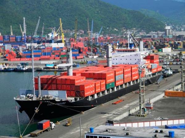 EU autoriza transacciones portuarias y aéreas a Venezuela