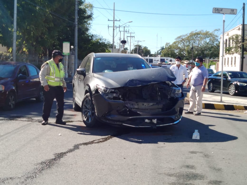 Camioneta de lujo protagoniza aparatoso accidente en Mérida