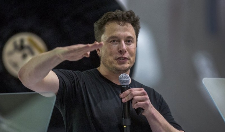 Cientos de empleados dejan Twitter mientras Elon Musk bromea sobre la empresa