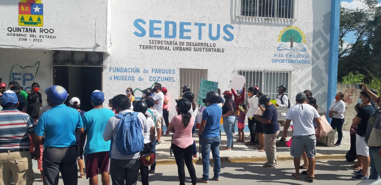 Habitantes de Cozumel se manifiestan en las instalaciones de la Sedetus