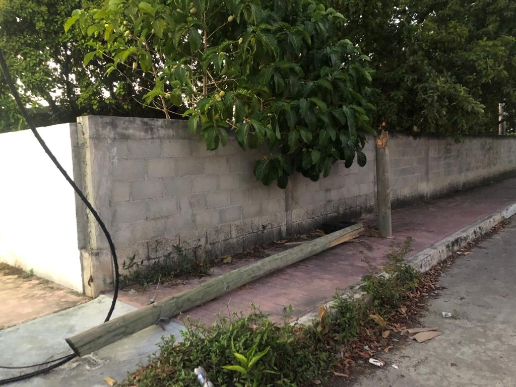 Caen dos postes de la CFE en calles de Chetumal