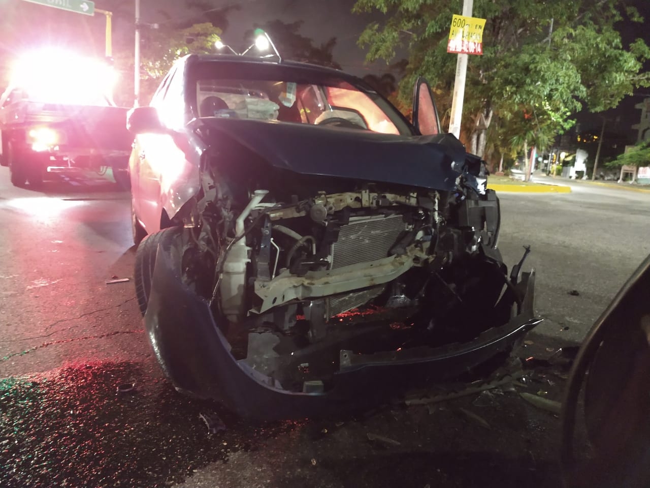 Conductor alcoholizado estampa su coche contra una camioneta en Cancún