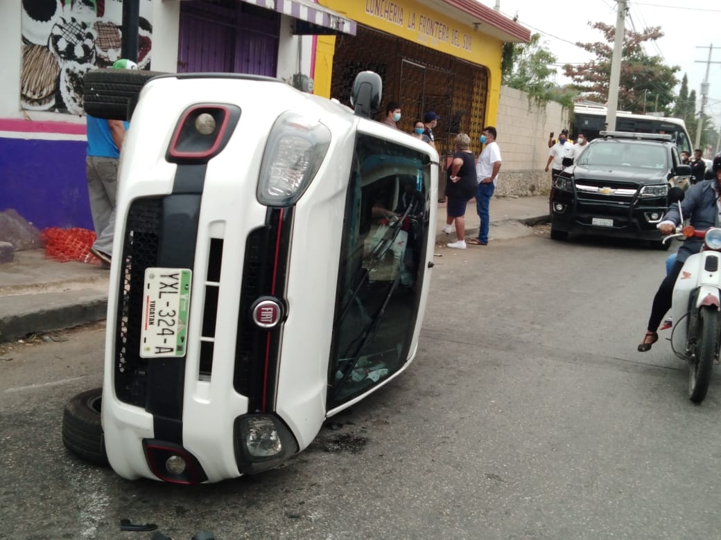 Automóvil vuelca con tres personas en su interior en el centro de Mérida