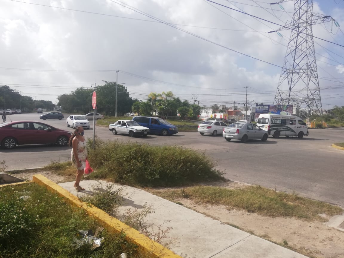 Tránsito vehicular con afluencia moderada en principales vías de Cancún